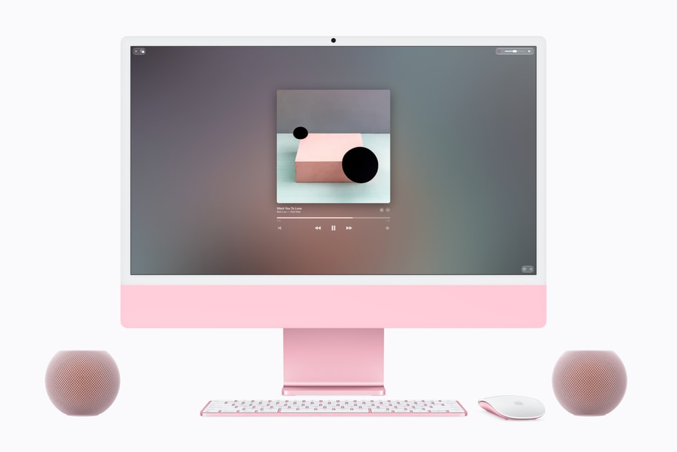 同じカラーのiMacと並んでいる、2台のピンクのHomePod mini 2スピーカー。