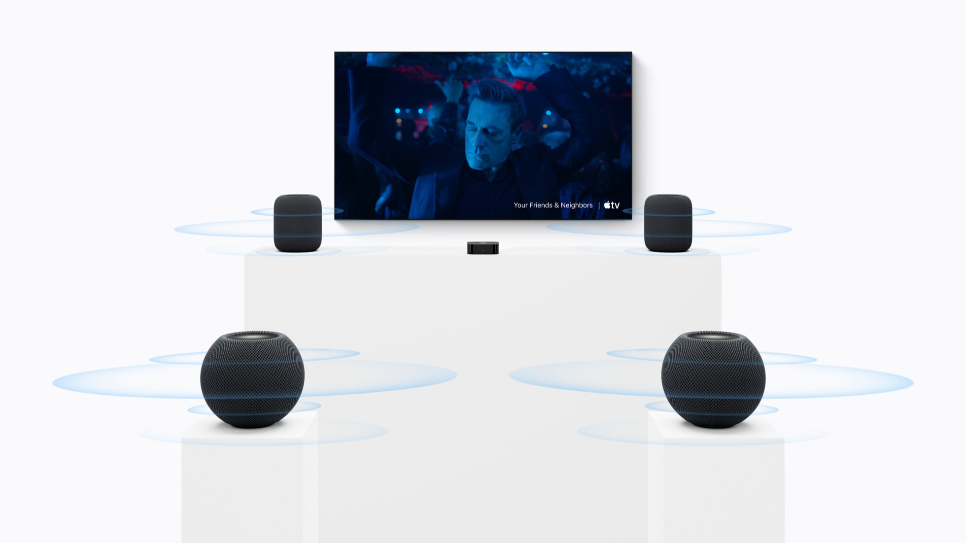 手前に2台のHomePod（第2世代）スピーカー、後方に2台のHomePod mini 2スピーカーがあるホームシアター構成。