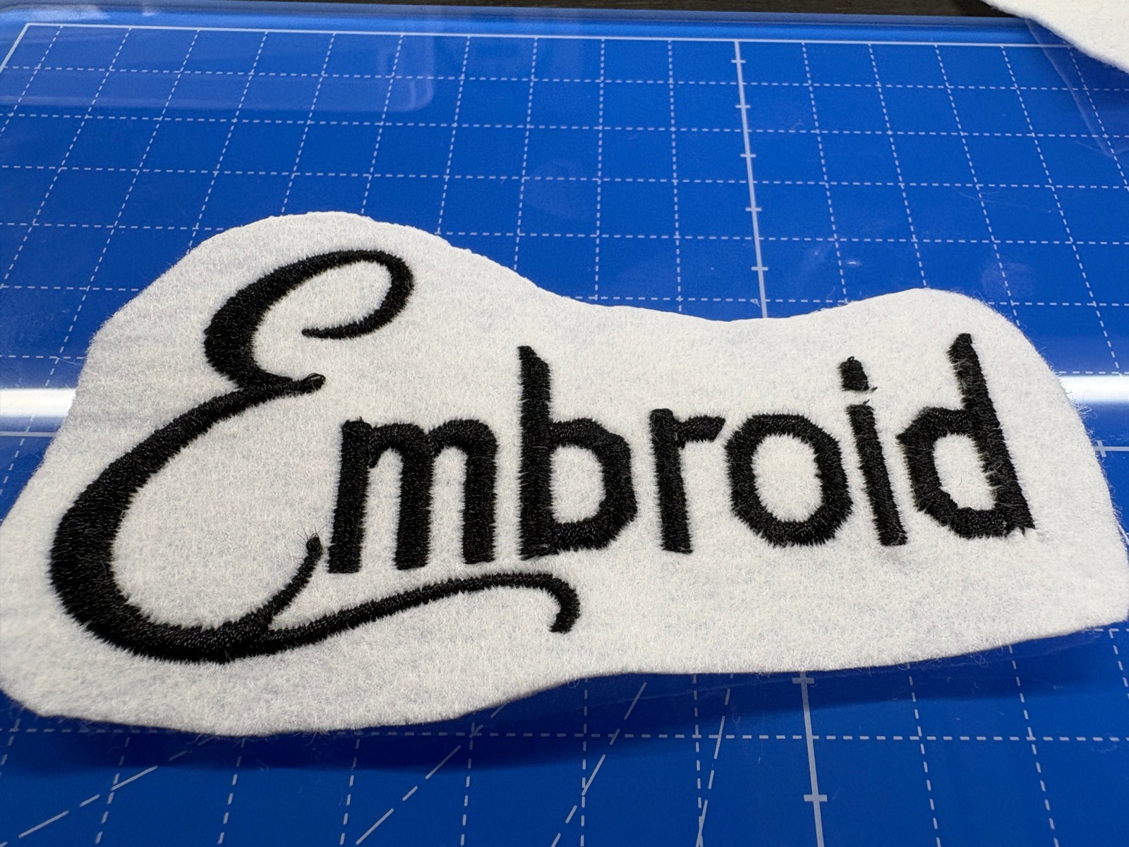 Embroidで生成した刺繍データを使い、フェルトに刺繍したロゴの実物