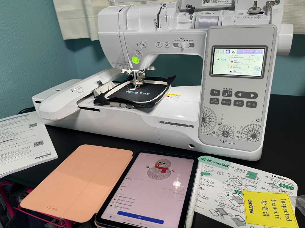 ブラザーの刺繍ミシンSOLEIL CRWと、手前で刺繍データを表示しているiPad
