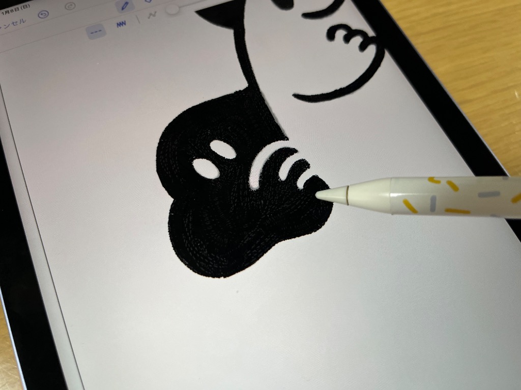 iPadとApple Pencilで刺繍用のイラストを描いている様子