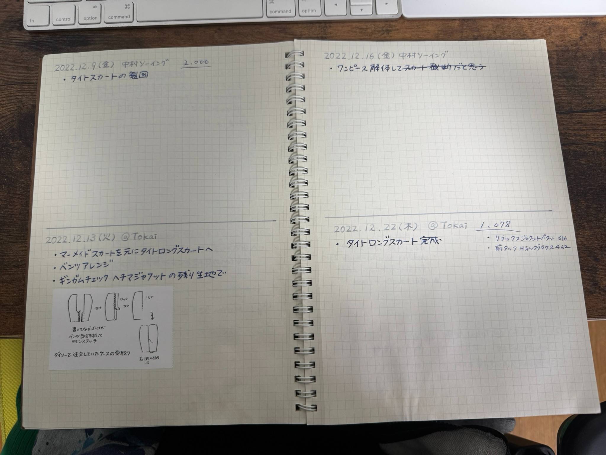 月間カレンダーに完成した服の写真を貼った2022年のソーイングノート