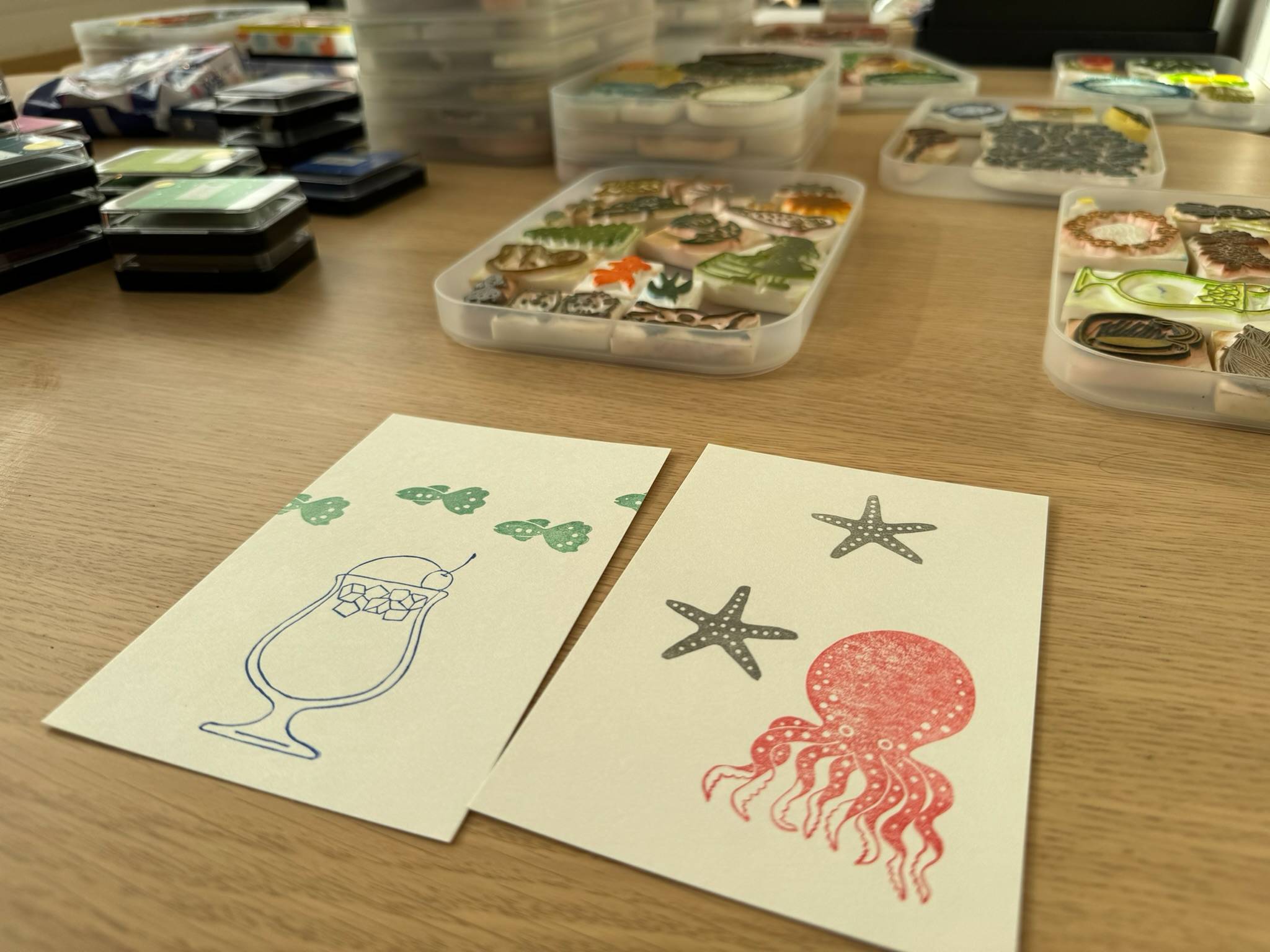 文房具店のワークショップスペースに並んだスタンプ作品とポストカード